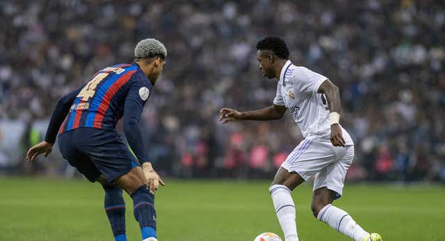 Vinicius vs Araujo: así evolucionó una batalla que propició Xavi