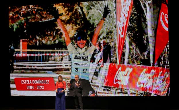 Recuerdo a Estela Domínguez en la presentación de La Vuelta Femenina by Carrefour.es.  EFE / MANUEL LORENZO