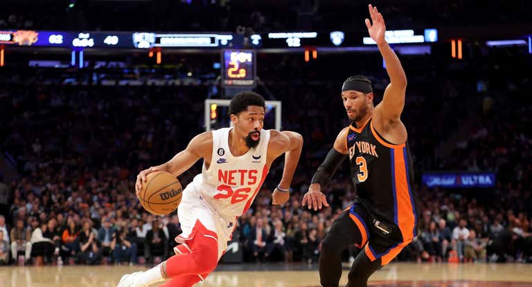 Josh Hart defiende a Spencer Dinwiddie en el último partido de los Knicks.