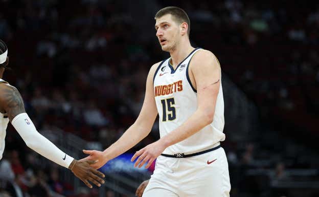Caldwell-Pope felicita a Jokic tras un partido. Reuters