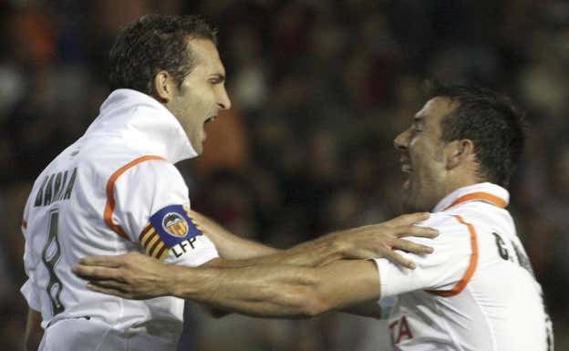 Baraja y Marchena, amigos desde hace más de 20 años, celebran un gol.  Reuters.