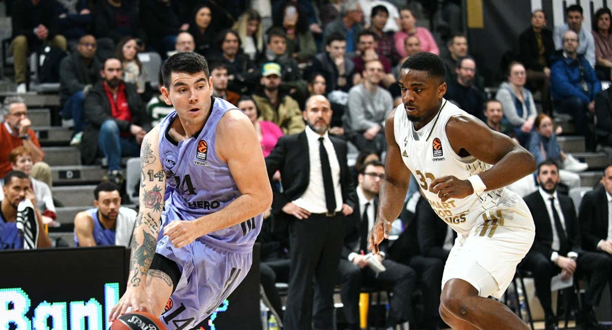 GABRIEL DECK PENETRA A CANASTA DURANTE EL PARTIDO FRENTE AL ASVEL VILLEURBANNE/ GETTY IMAGES