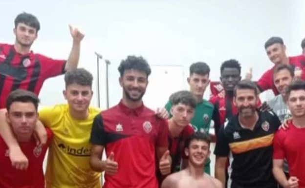 Marchena al fondo a la derecha en la única foto que se hizo con el equipo.  Manuel Puerto.