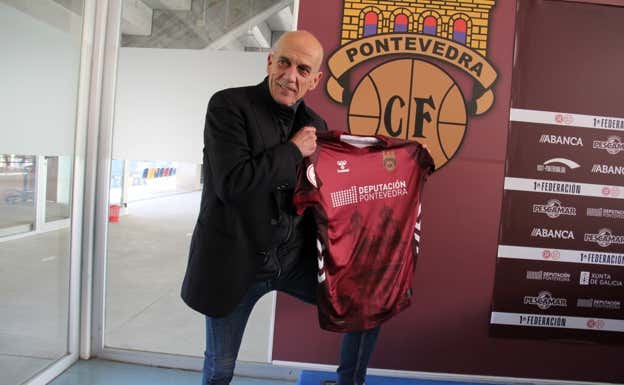 Juan Señor en su presentación como entrenador del Pontevedra. Pontevedra CF