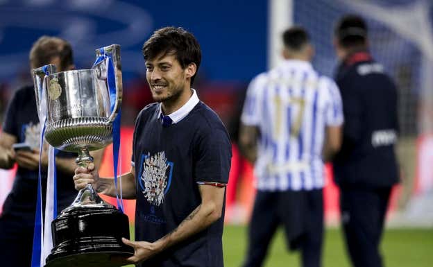 David Silva con la Copa del Rey conseguida por el equipo en la temporada 2019/20  GETTY IMAGES