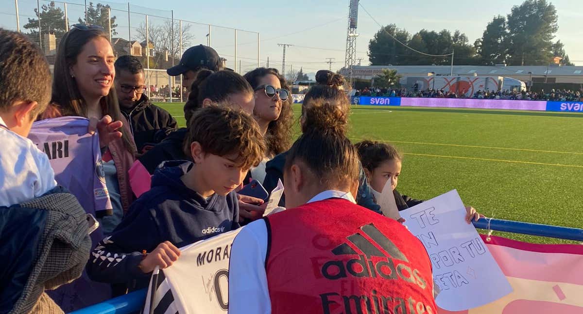 Carla Camacho firma autógrafos a aficionados antes del Alhama-Real Madrid. /RELEVO