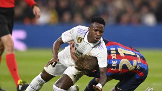 Vinicius agarra del cuello a De Jong en el forcejeo del partido de Copa del Rey del pasado jueves. /AFP