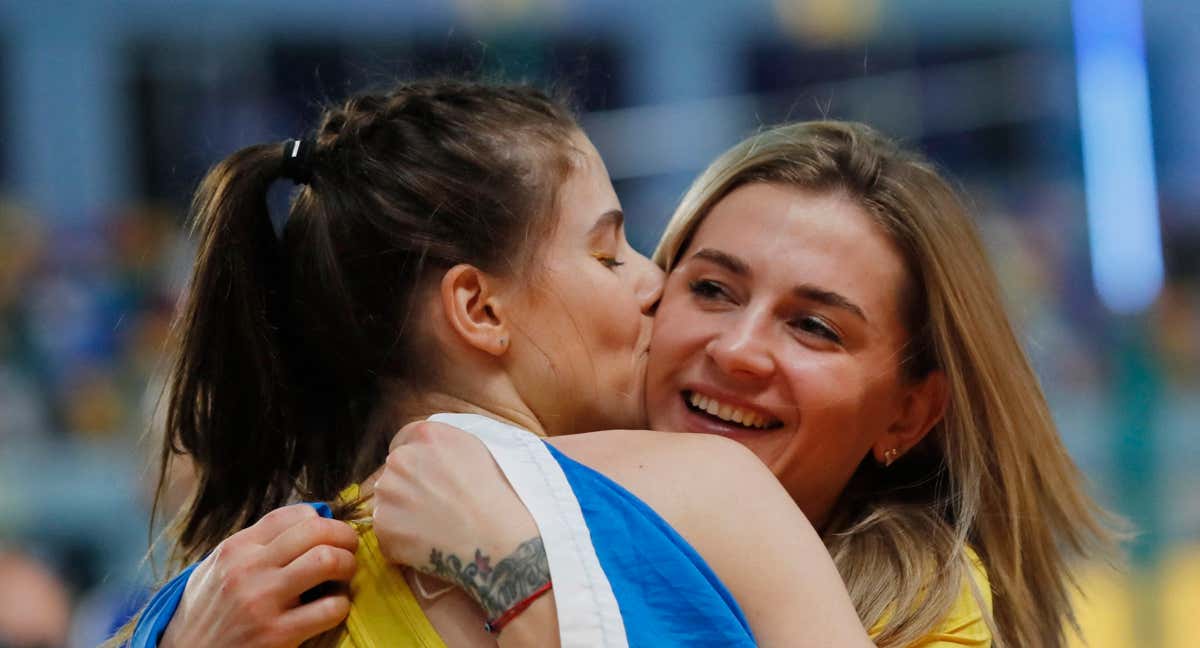 Kateryna Tabashnyk y Yaroslava Mahuchikh se abrazan tras lograr dos medallas europeas./REUTERS