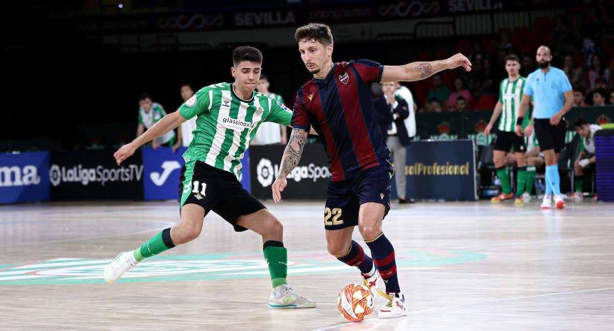 Raúl Jiménez (Real Betis Futsal) y Jamur (Levante UD FS) pugnan por un balón./ REAL BETIS FUTSAL