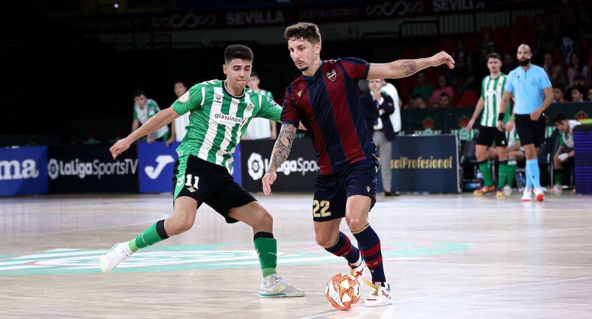 Raúl Jiménez (Real Betis Futsal) y Jamur (Levante UD FS) pugnan por un balón.