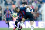 El Valencia no da crédito al arbitraje en el Camp Nou: «¿Para qué está el VAR?»