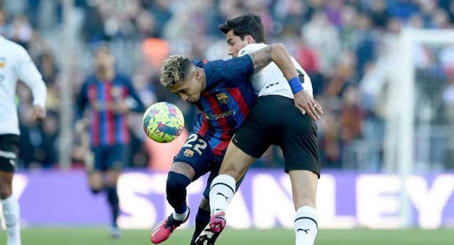 El Valencia no da crédito al arbitraje en el Camp Nou: «¿Para qué está el VAR?»