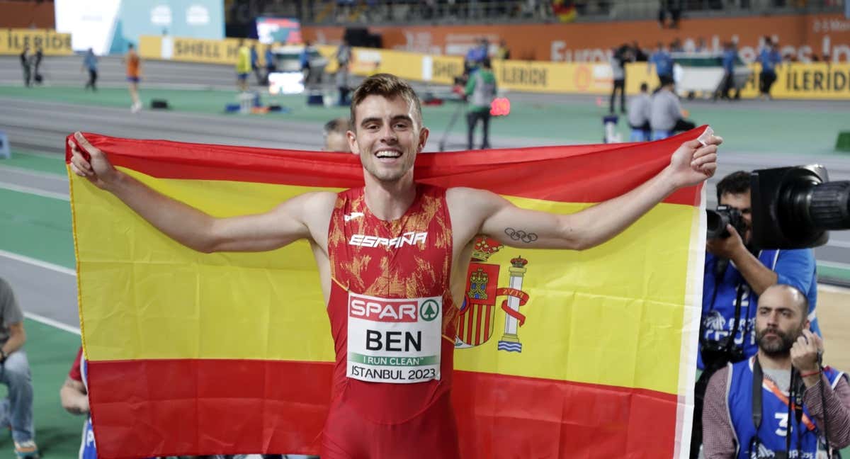 Adrián Ben se cuelga la medalla de oro de metros en el Europeo./MIGUELEZ/RFEA