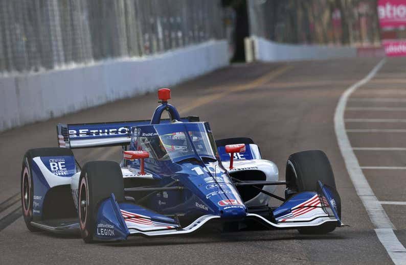 Álex Palou salva un octavo puesto en un inicio de Indycar disparatado