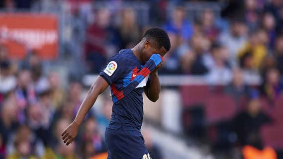 Ansu Fati se tapa la cara al ser sustituido frente al Valencia./GETTY