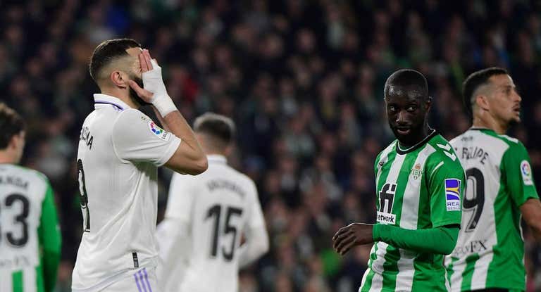 Benzema se lamenta de una ocasión fallada.