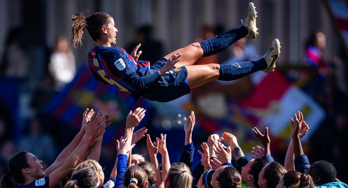 Jana siendo manteada por sus compañeras. /FC BARCELONA