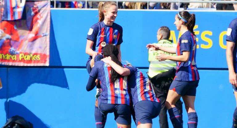 Varias futbolistas del Barça se rinden ante Graham Hansen tras su exhibición frente al Villarreal.