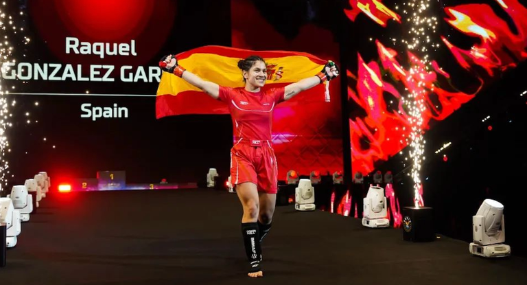Raquel González caminando hacia la jaula antes de un combate.