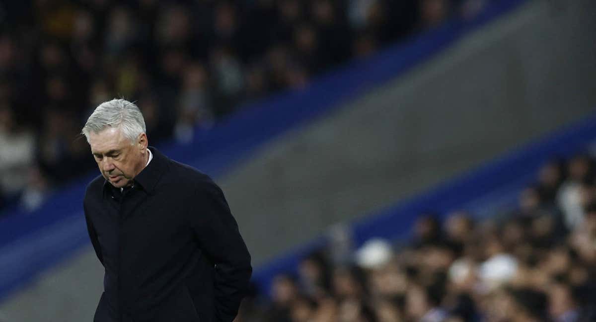Ancelotti, pensativo.