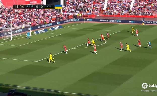La jugada termina a pies de Alberto Moreno, con tiempo y espacio para centrar.