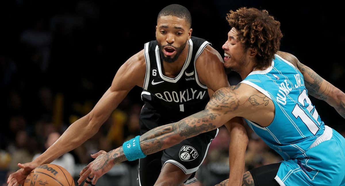 Mikal Bridges trata de marcharse de Kelly Oubre./AFP
