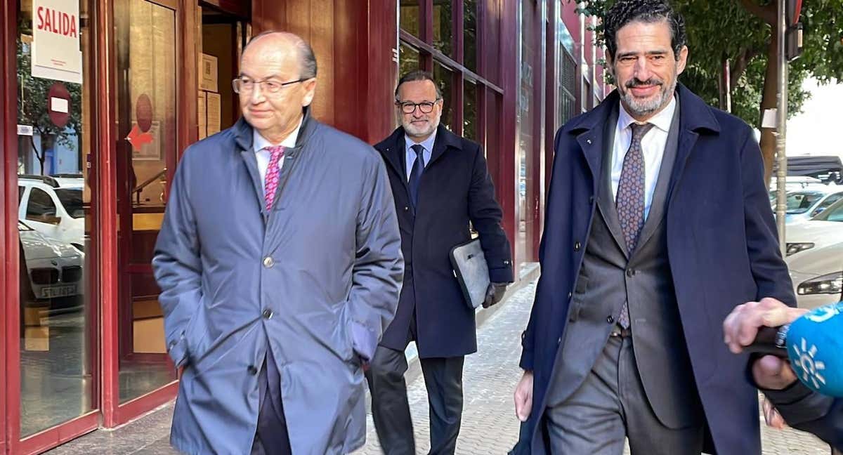 El presidente, José Castro, junto a sus abogados./Relevo