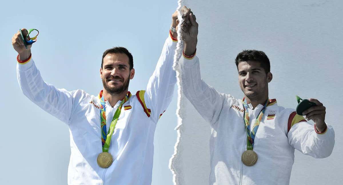 Saúl Craviotto (izquierda) y Cristian Toro (derecha) celebran la medalla de oro conseguida en los JJOO de Río 2016. /AFP