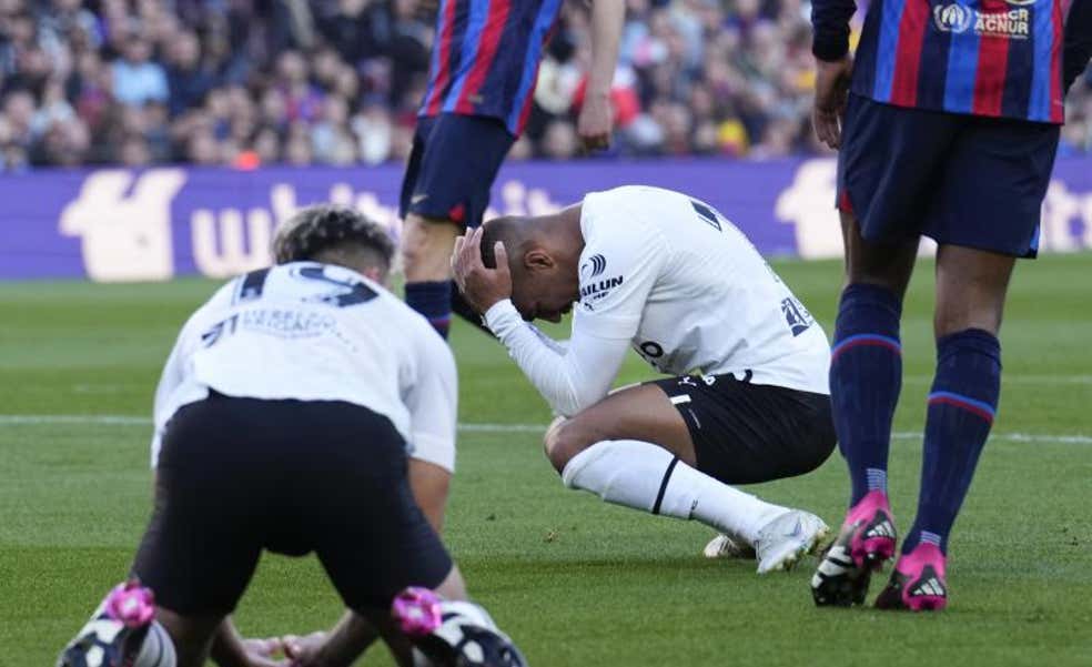 El Valencia está harto de la disparidad de criterio arbitral, con el ejemplo de Barcelona y Real Madrid