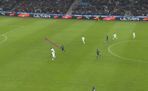 Una vez Messi recibe la pared y arranca, el desmarque de Mbappé es tal que deja atrás a su marca y tras correr en paralelo, inicia un movimiento vertical que deja sin respuesta a la defensa.