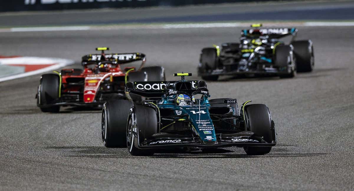 Fernando Alonso, por delante de Carlos Sainz y Lewis Hamilton en el GP de Baréin 2023. /Getty Images