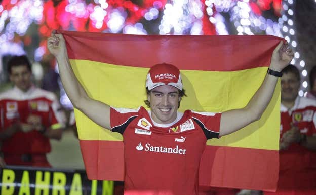 Fernando Alonso celebra su victoria con Ferrari en el GP de Baréin 2010.  AP