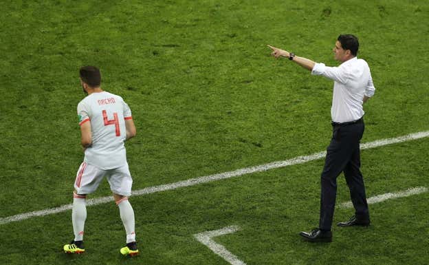 Hierro, dando instrucciones a Nacho con la Selección. GETTY