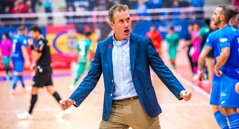 El entrenador del Viña Albali Valdepeñas, David Ramos, celebra una victoria.