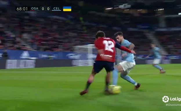 Abde espera a que Carles Pérez meta la pierna.