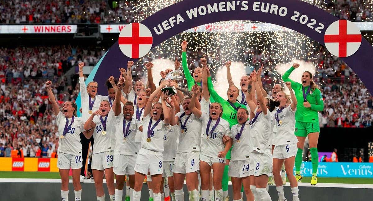 Las jugadoras de la selección inglesa tras proclamarse campeonas de Europa. /Getty