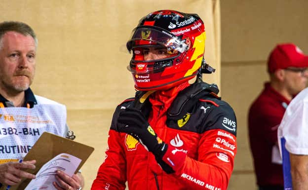 Carlos Sainz, tras bajarse del SF-23 en el GP de Baréin 2023.  Ferrari