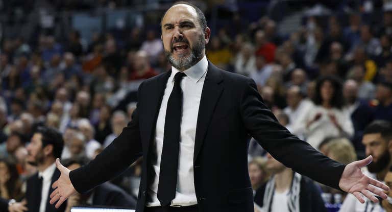 Chus Mateo, durante un momento del partido de este martes ante Baskonia.