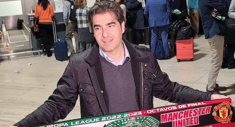 Ángel Haro,presidente del Betis, posa antes de la salida del equipo.