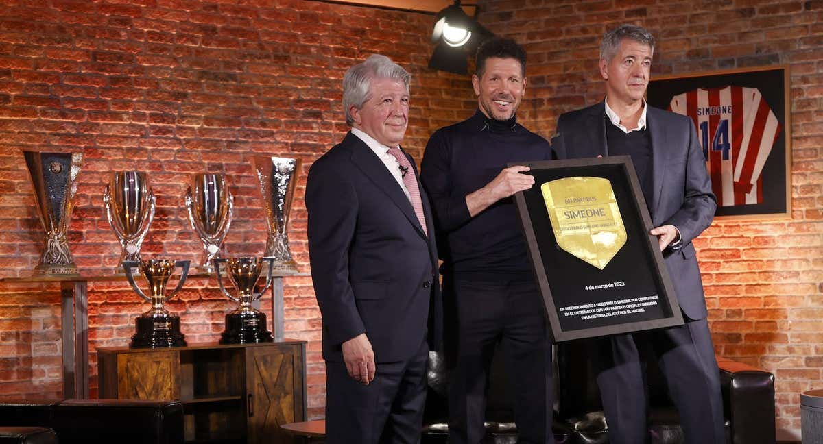 Enrique Cerezo, Diego Pablo Simeone y Miguel Ángel Gil Marín, en el homenaje al entrenador rojiblanco.