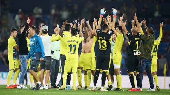 Los jugadores del Villarreal miran al cielo en homenaje a Llaneza./GETTY