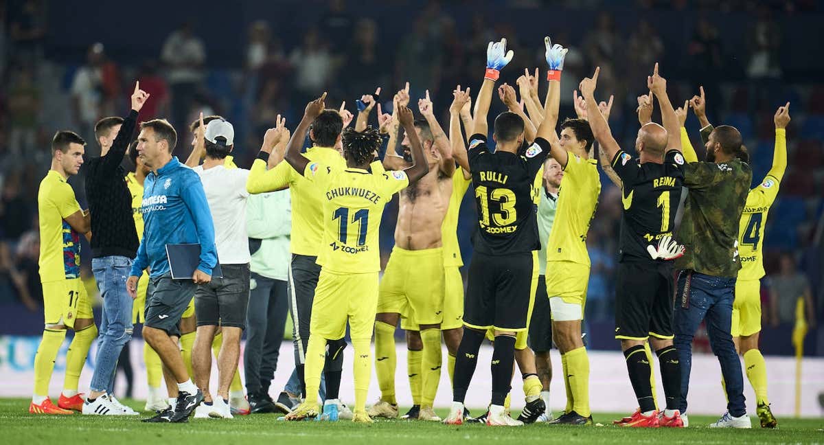 Los jugadores del Villarreal miran al cielo en homenaje a Llaneza.