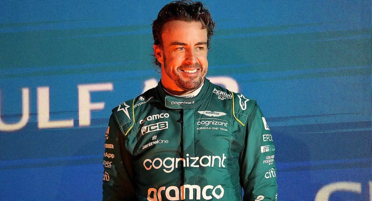 Fernando Alonso, en el podio del GP de Baréin. /EP
