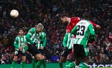 La tormenta del United despierta al Betis del sueño de Old Trafford