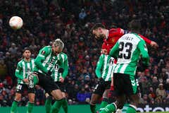 La tormenta del United despierta al Betis del sueño de Old Trafford