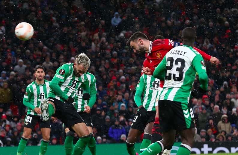 La tormenta del United despierta al Betis del sueño de Old Trafford