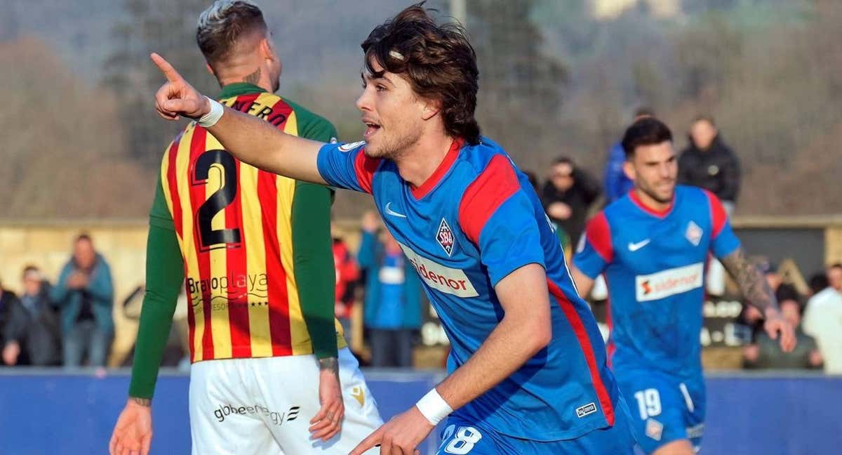 Julen Jon celebra el último gol con el Amorebieta en Urritxe./Marieli Oviedo