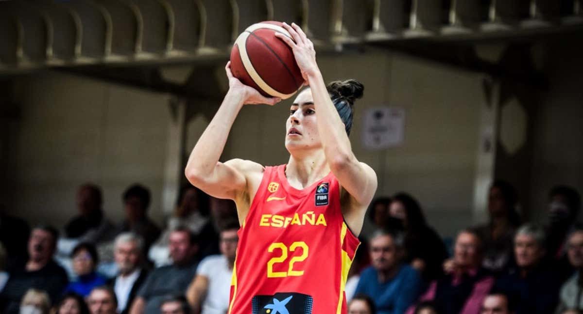 María Conde ante Hungría en la fase de clasificación al EuroBasket 2023.