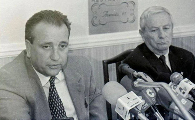 Fernando Roig tras comprar el club, al lado de un Font de Mora con cara de pocos amigos.  Villarreal C.F.