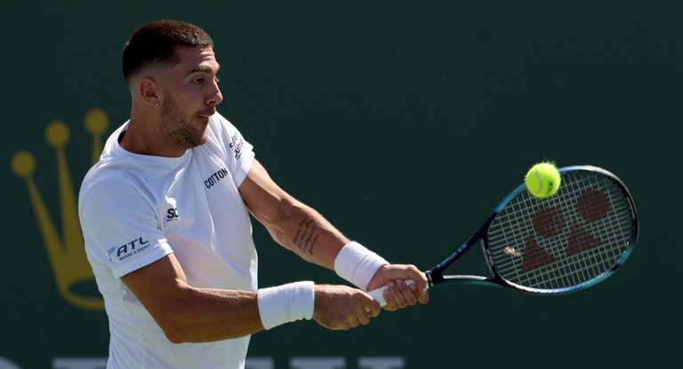 Thanasi Kokkinakis golpea la bola de revés.